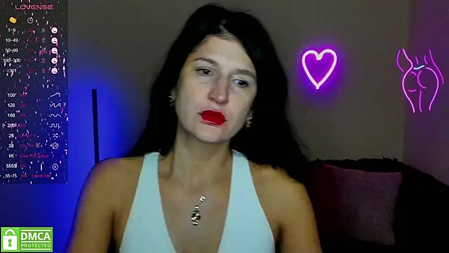 Snapshot of Alianna_Solo_Kisses chatting on February 23, 6:28 am Alianna Solo Kisses online show from February 23, 6:28 am