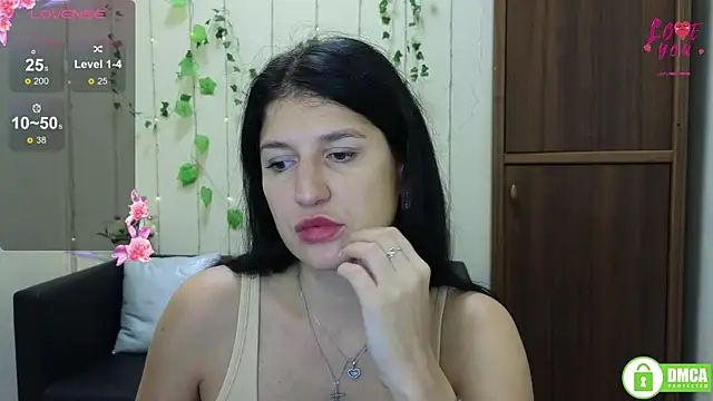 Snapshot of Alianna_Solo_Kisses chatting on October 22, 5:30 am Alianna Solo Kisses online show from October 22, 5:30 am