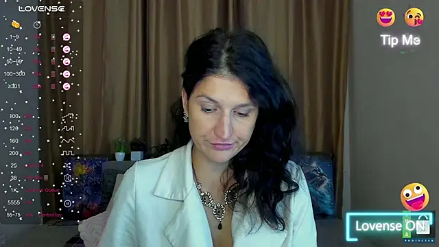 Snapshot of Alianna_Solo_Kisses chatting on November 1, 12:18 pm Alianna Solo Kisses online show from November 1, 12:18 pm