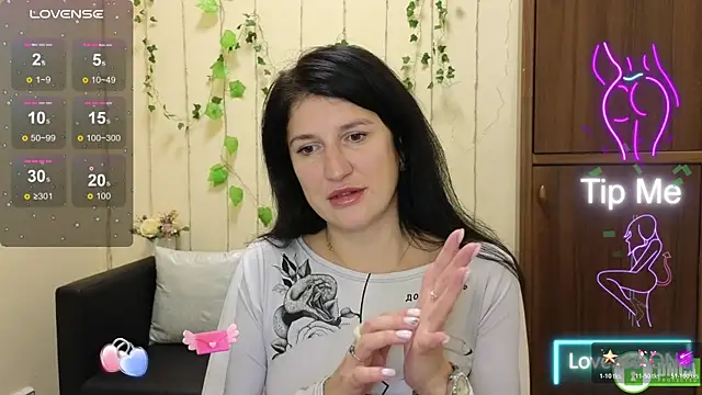 Snapshot of Alianna_Solo_Kisses chatting on November 3, 12:28 pm Alianna Solo Kisses online show from November 3, 12:28 pm