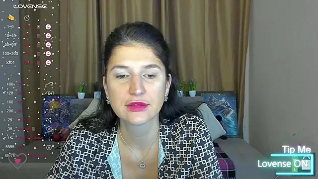 Snapshot of Alianna_Solo_Kisses chatting on November 15, 6:33 am Alianna Solo Kisses online show from November 15, 6:33 am