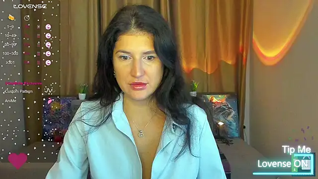 Snapshot of Alianna_Solo_Kisses chatting on November 17, 6:19 am Alianna Solo Kisses online show from November 17, 6:19 am