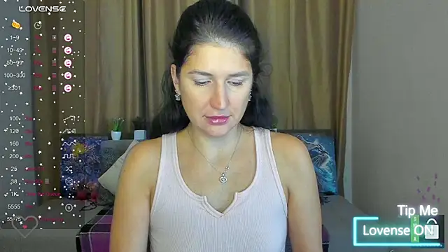 Snapshot of Alianna_Solo_Kisses chatting on November 18, 6:29 am Alianna Solo Kisses online show from November 18, 6:29 am