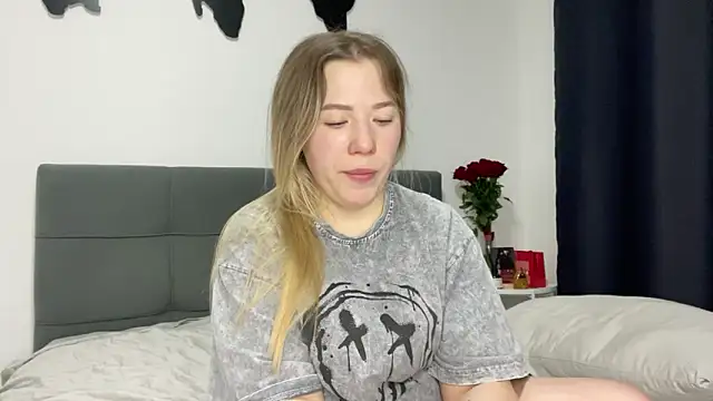 Embersweetbunny online show from February 10, 6:45 pm