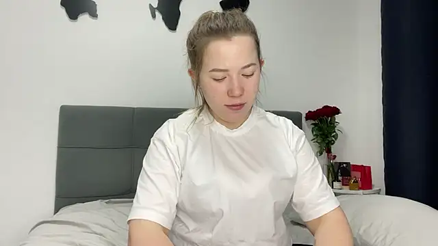 Embersweetbunny online show from February 11, 7:05 pm