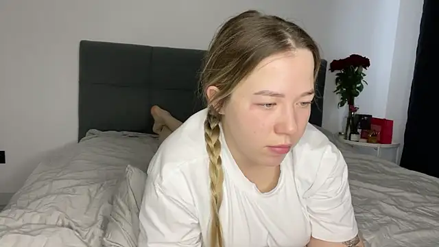 Embersweetbunny online show from February 12, 7:44 am