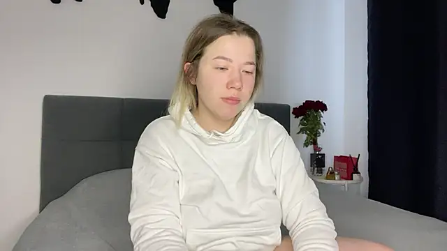 Embersweetbunny online show from February 17, 7:58 am