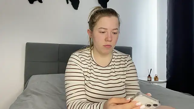 Embersweetbunny online show from February 21, 9:02 am