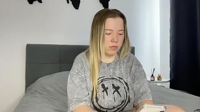 Embersweetbunny online show from February 22, 8:40 am