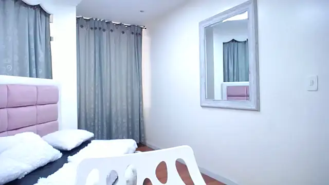 Snapshot of IssadoraJames chatting on December 17, 6:53 pm IssadoraJames online show from December 17, 6:53 pm