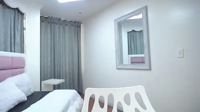 Snapshot of IssadoraJames chatting on February 7, 6:34 pm IssadoraJames online show from February 7, 6:34 pm