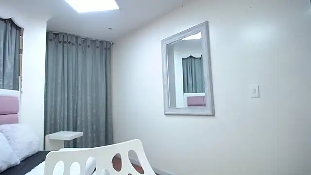 Snapshot of IssadoraJames chatting on February 8, 7:05 pm IssadoraJames online show from February 8, 7:05 pm