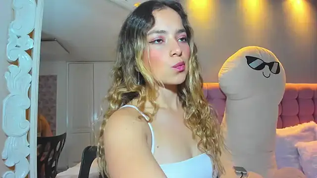 Snapshot of IssadoraJames chatting on February 9, 2:18 pm IssadoraJames online show from February 9, 2:18 pm