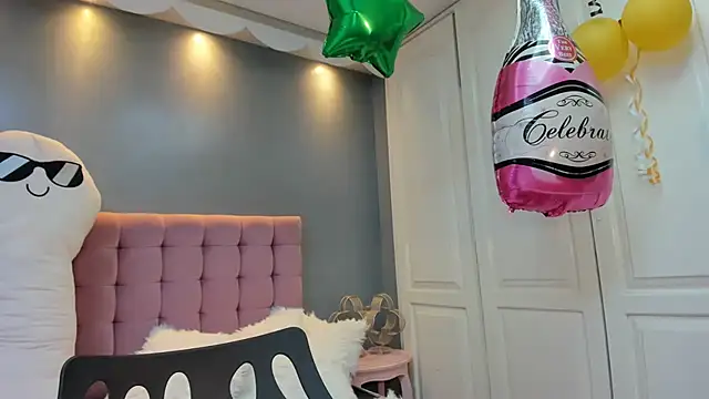 Snapshot of IssadoraJames chatting on October 1, 9:43 pm IssadoraJames online show from October 1, 9:43 pm