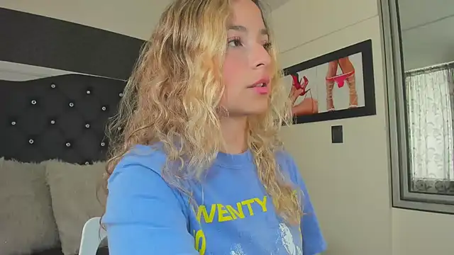 Snapshot of IssadoraJames chatting on October 4, 2:15 pm IssadoraJames online show from October 4, 2:15 pm