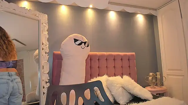 Snapshot of IssadoraJames chatting on October 8, 7:33 pm IssadoraJames online show from October 8, 7:33 pm