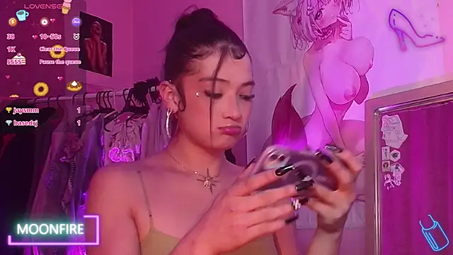 Snapshot of moonfiredancer chatting on October 21, 10:27 am moonfiredancer online show from October 21, 10:27 am