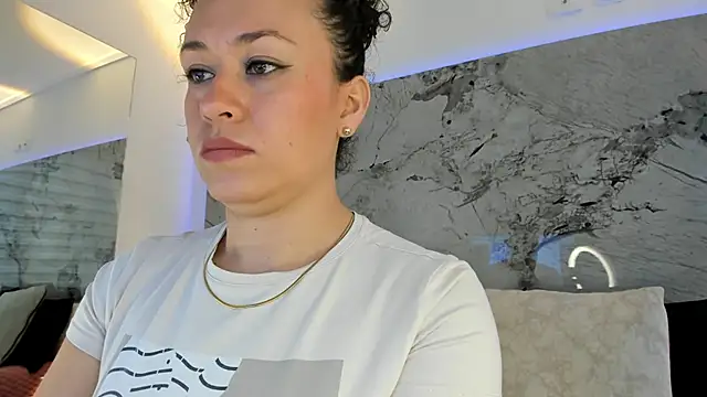 LIZ HOLMES online show from November 21, 12:15 pm