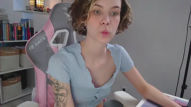 Snapshot of milly_ross chatting on December 20, 6:40 am milly ross online show from December 20, 6:40 am