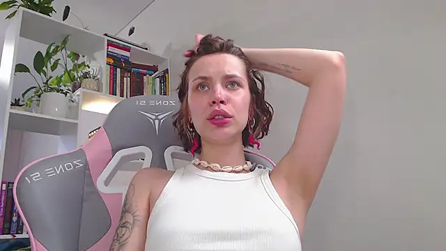 Snapshot of milly_ross chatting on February 16, 10:43 am milly ross online show from February 16, 10:43 am