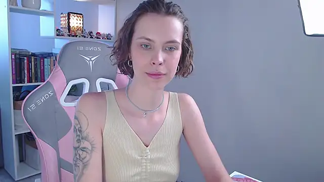 Snapshot of milly_ross chatting on February 24, 6:38 am milly ross online show from February 24, 6:38 am