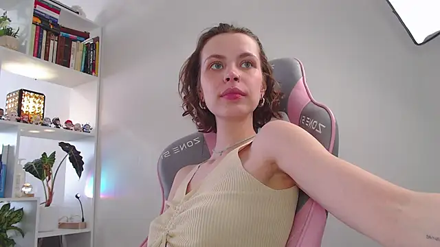 Snapshot of milly_ross chatting on February 24, 9:43 am milly ross online show from February 24, 9:43 am