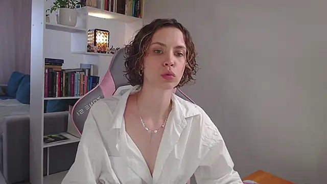 Snapshot of milly_ross chatting on March 18, 5:52 am milly ross online show from March 18, 5:52 am