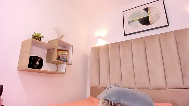 Anniie Queen online show from December 13, 6:10 am