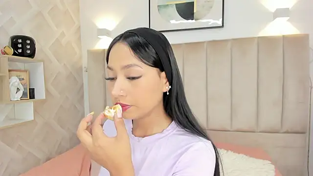 Anniie Queen online show from March 28, 3:50 am