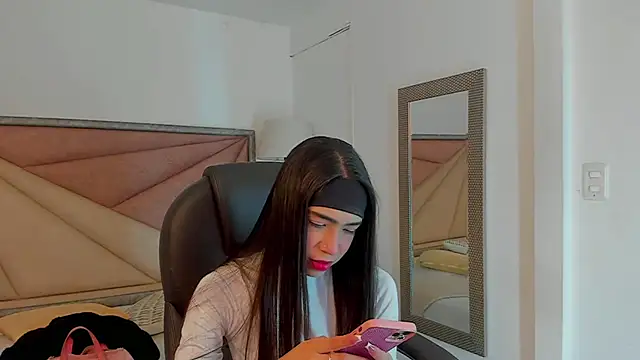 Snapshot of FaloonRoussel chatting on March 16, 5:50 pm FaloonRoussel online show from March 16, 5:50 pm