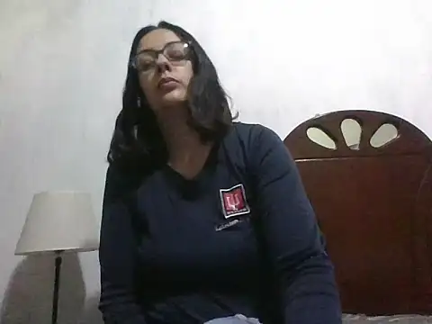 Snapshot of Samanthat33 chatting on December 12, 5:10 am Samanthat33 online show from December 12, 5:10 am