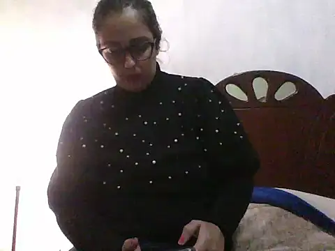 Snapshot of Samanthat33 chatting on January 5, 2:17 am Samanthat33 online show from January 5, 2:17 am