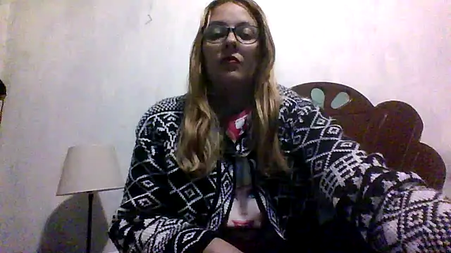 Snapshot of Samanthat33 chatting on November 17, 3:23 am Samanthat33 online show from November 17, 3:23 am