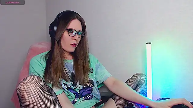 Snapshot of tracy_cooper chatting on February 18, 1:33 pm tracy cooper online show from February 18, 1:33 pm