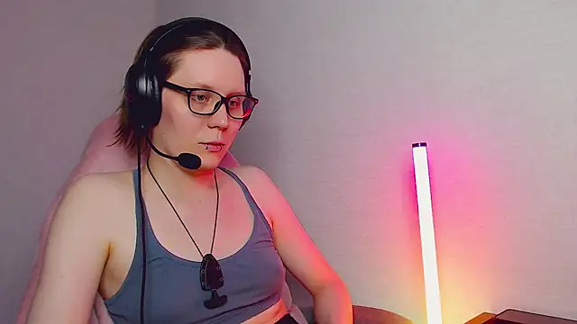 Snapshot of tracy_cooper chatting on February 25, 8:41 pm tracy cooper online show from February 25, 8:41 pm