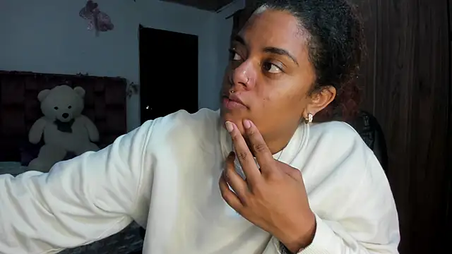 ladyrd1 online show from April 17, 1:41 am