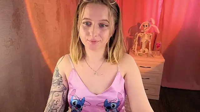 Snapshot of CuteLilyLove chatting on April 28, 2:27 am CuteLilyLove online show from April 28, 2:27 am