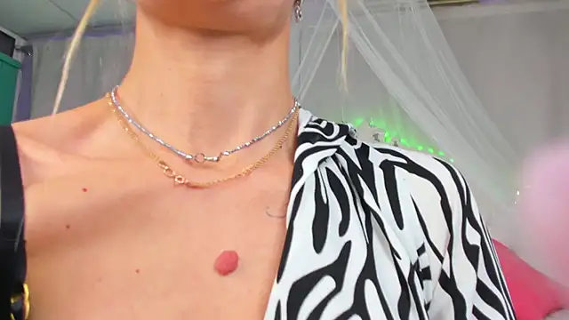 Snapshot of AlinaLovelyX chatting on February 3, 4:35 am AlinaLovelyX online show from February 3, 4:35 am