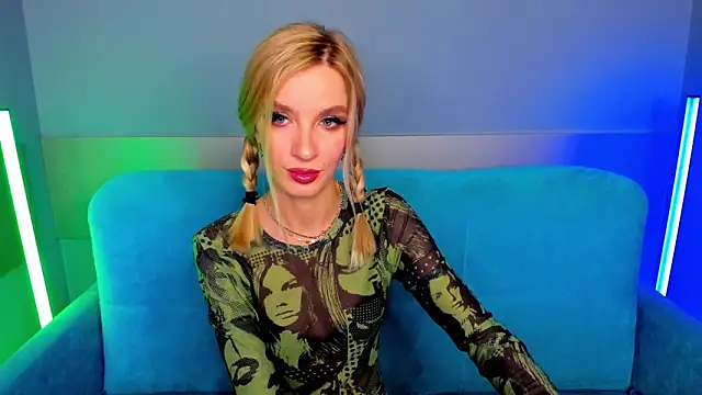 Snapshot of AlinaLovelyX chatting on March 3, 1:21 am AlinaLovelyX online show from March 3, 1:21 am