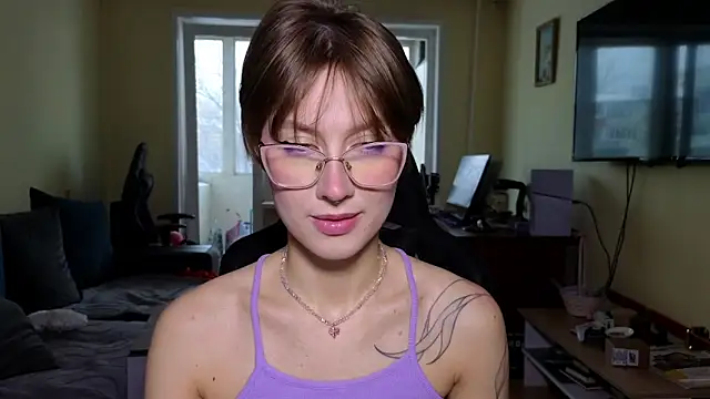 Snapshot of MalvinaBlum chatting on February 17, 7:49 am MalvinaBlum online show from February 17, 7:49 am