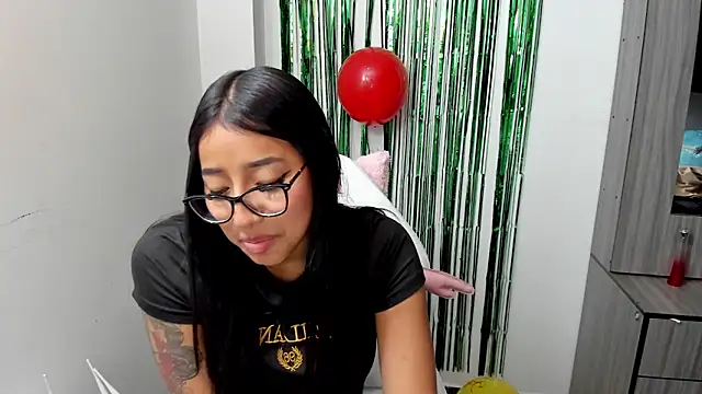 Snapshot of isa_bellaa0 chatting on December 25, 8:18 am isa bellaa0 online show from December 25, 8:18 am