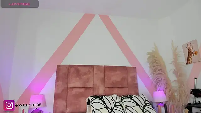 isabella whiithe online show from February 9, 4:33 pm