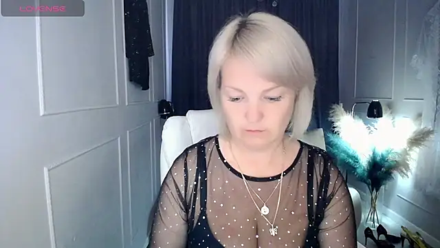 Snapshot of Juarnea chatting on June 3, 10:18 am Juarnea online show from June 3, 10:18 am
