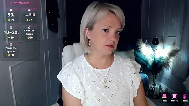 Snapshot of Juarnea chatting on June 16, 8:17 am Juarnea online show from June 16, 8:17 am