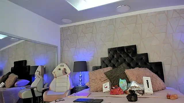 emily parkerr online show from February 10, 1:22 pm