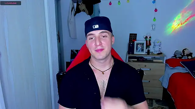 Snapshot of liam_oficial02 chatting on December 13, 7:15 am liam oficial02 online show from December 13, 7:15 am