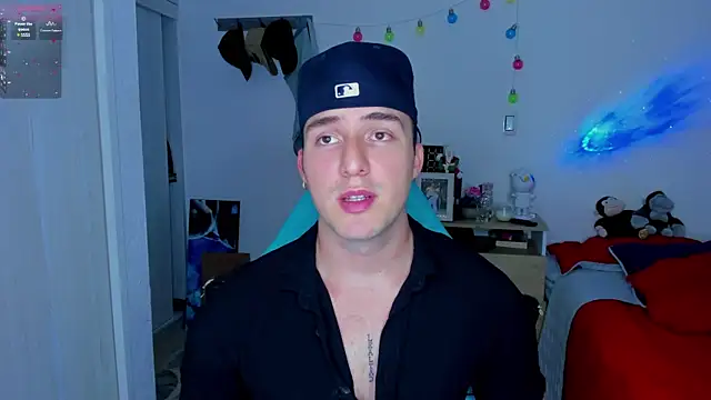 Snapshot of liam_oficial02 chatting on January 21, 4:10 am liam oficial02 online show from January 21, 4:10 am