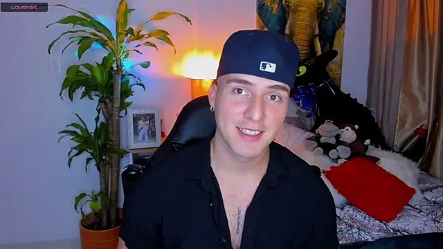 Snapshot of liam_oficial02 chatting on February 6, 3:48 am liam oficial02 online show from February 6, 3:48 am