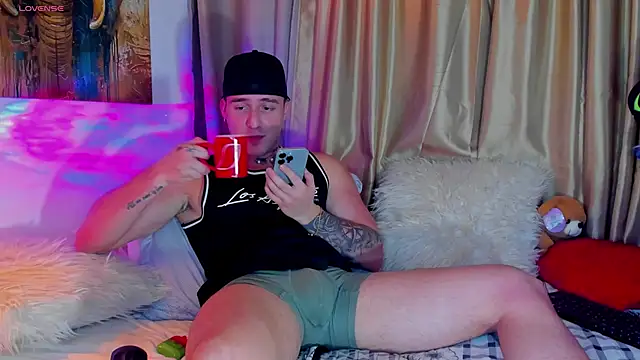 Snapshot of liam_oficial02 chatting on September 16, 2:23 am liam oficial02 online show from September 16, 2:23 am