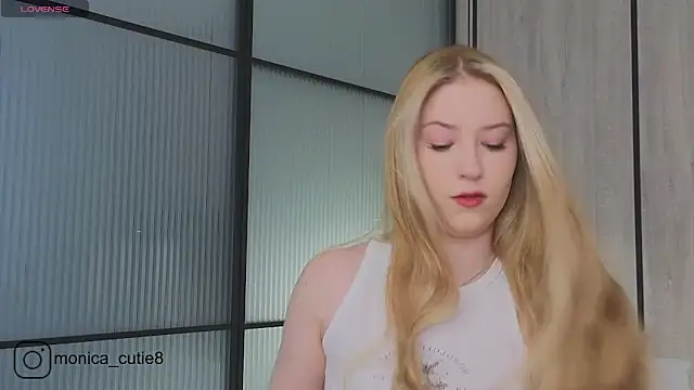 Snapshot of Monikacutie chatting on February 27, 7:12 am Monikacutie online show from February 27, 7:12 am